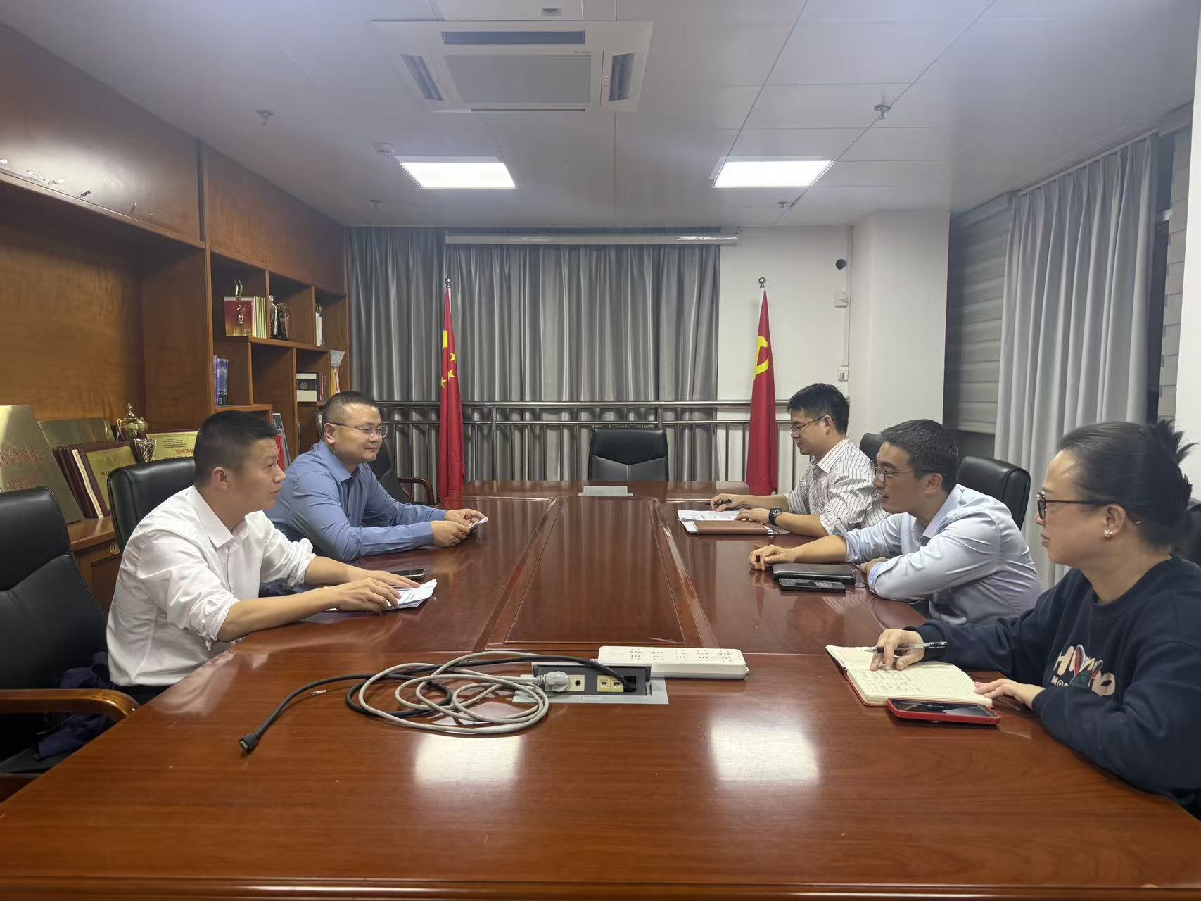 理论学习中心组.jpg 理论学习中心组.jpg