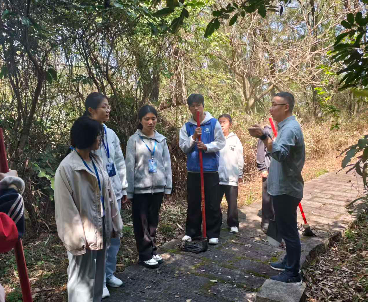 组织纠察大队学生开展山林防火巡查.jpg 组织纠察大队学生开展山林防火巡查.jpg