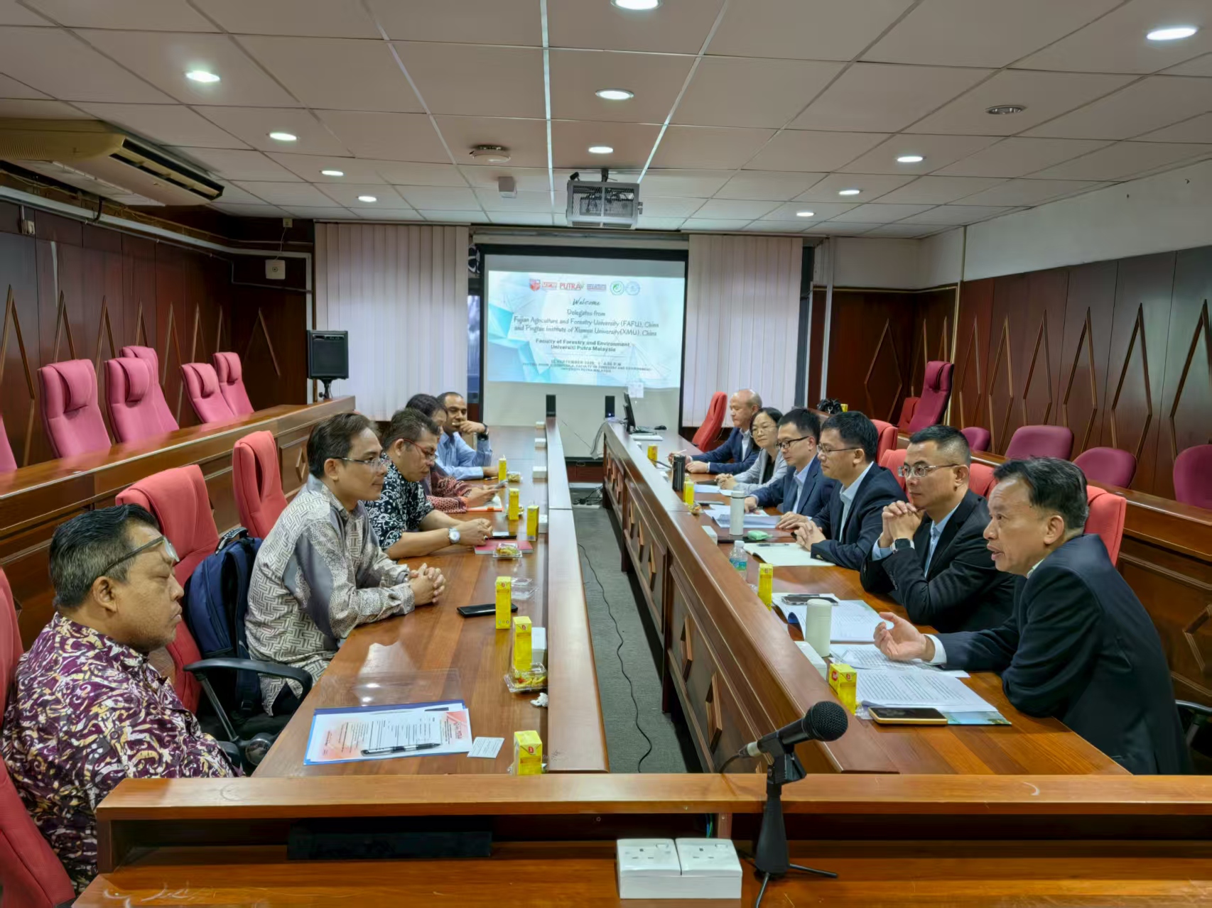 与博特拉大学沙登校区代表举行座谈.jpg