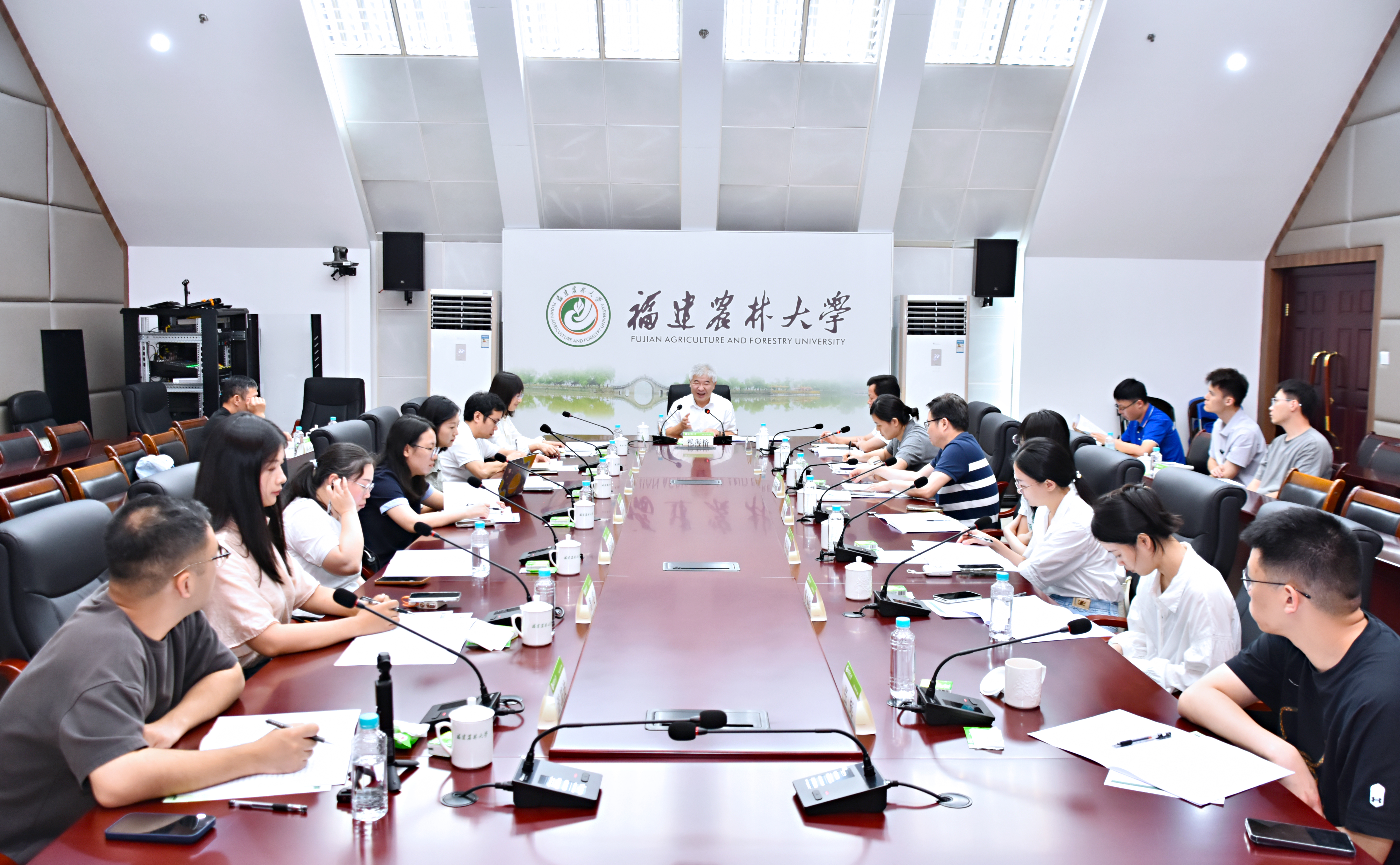 记者团与校党委书记赖海榕座谈交流